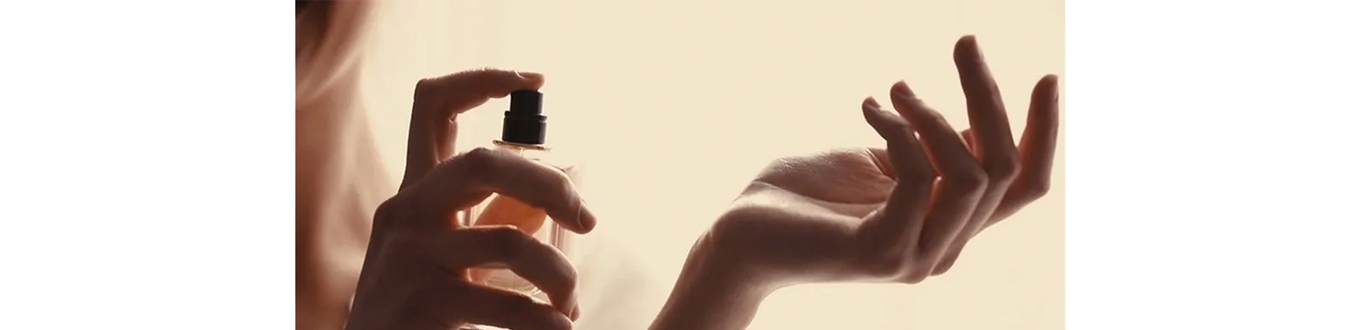 راه های ماندگاری بوی عطر روی لباس